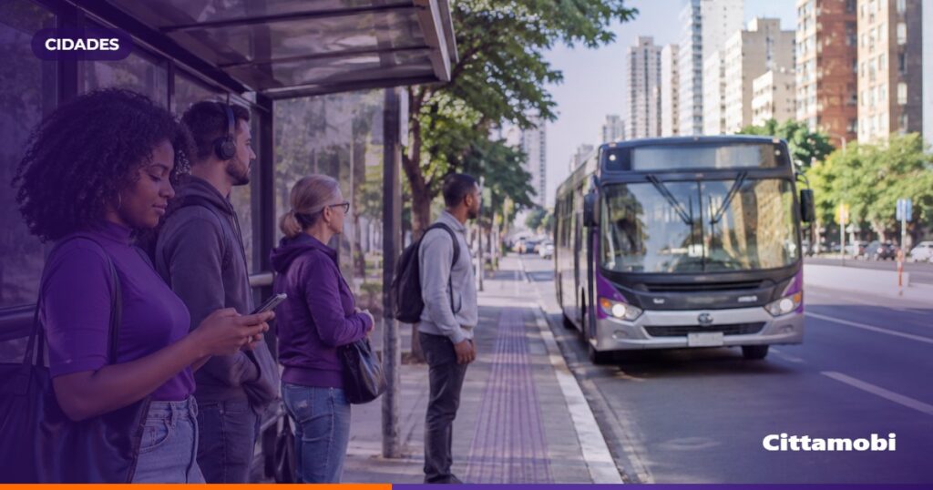 Pessoas brasileiras aguardam um ônibus em um ponto de São Paulo