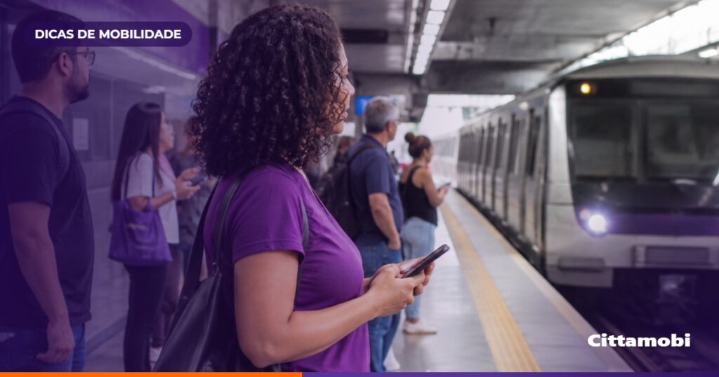 Pessoa consulta uma rota no celular enquanto aguarda em um ponto de ônibus