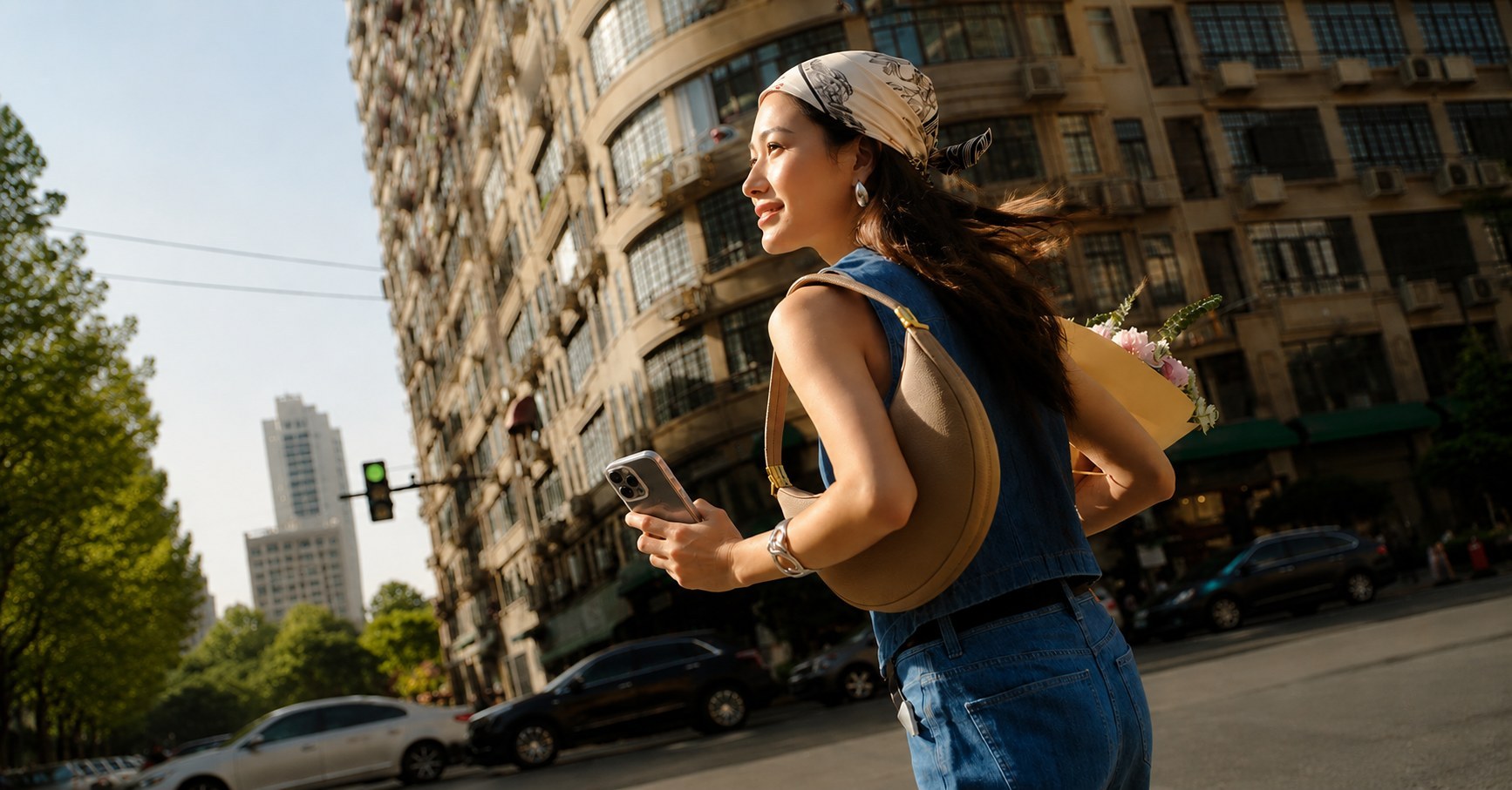 Passageira acompanha o trajeto no celular dentro de um ônibus urbano