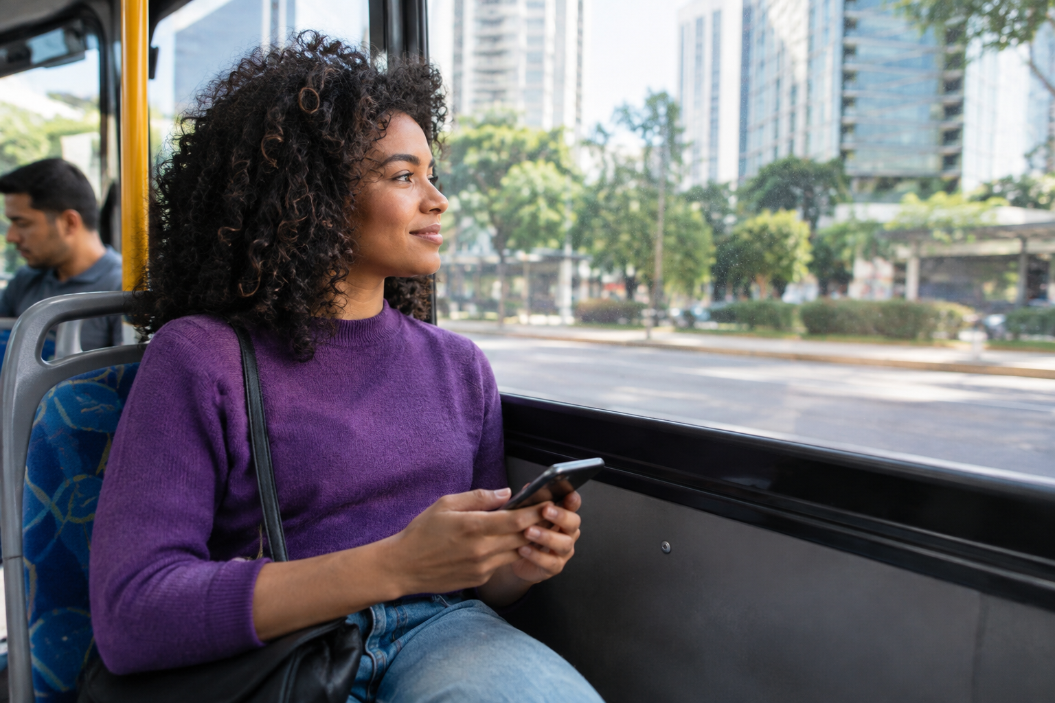 Passageira acompanha sua viagem de ônibus pelo celular