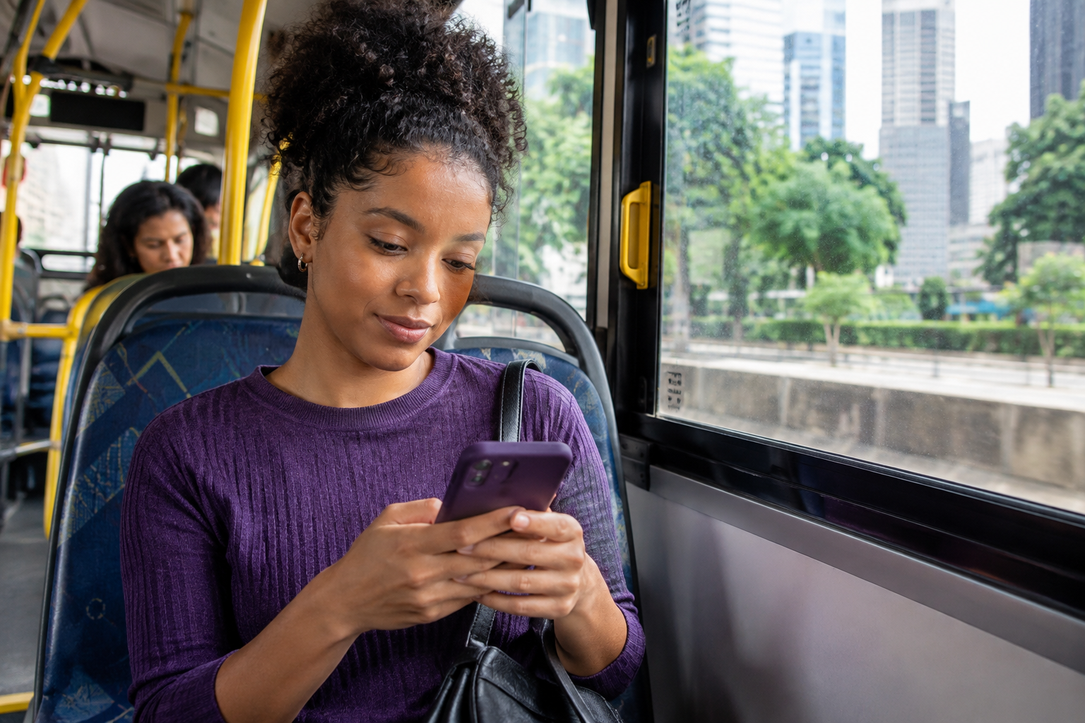 Passageira consulta o celular durante uma viagem de ônibus