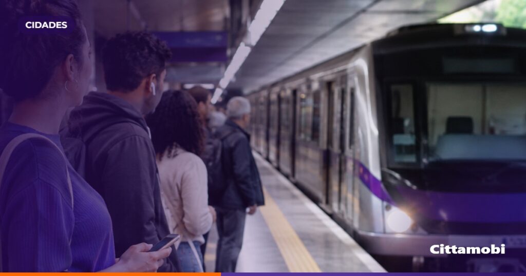 Pessoas brasileiras consultam o celular em ponto de ônibus de São Paulo enquanto o veículo se aproxima