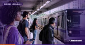 Passageiros aguardam em um ponto de São Paulo enquanto um ônibus se aproxima